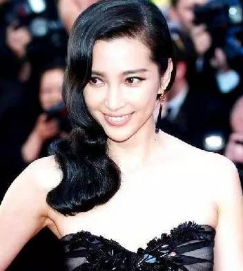 ...巴士震撼泄春光;戛纳暗藏撕X?双冰不同毯,有井柏然...