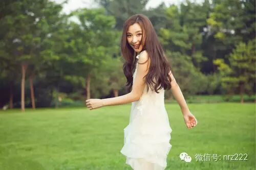 冯婧杂志大片甜美        楚楚动人优雅自信