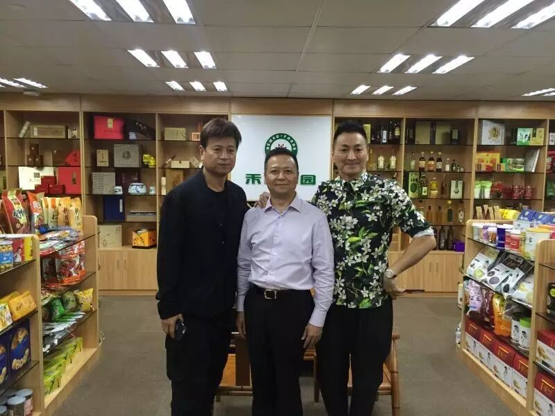 ...健康食品有限公司总裁周港富先生、著名影星何家劲先生...