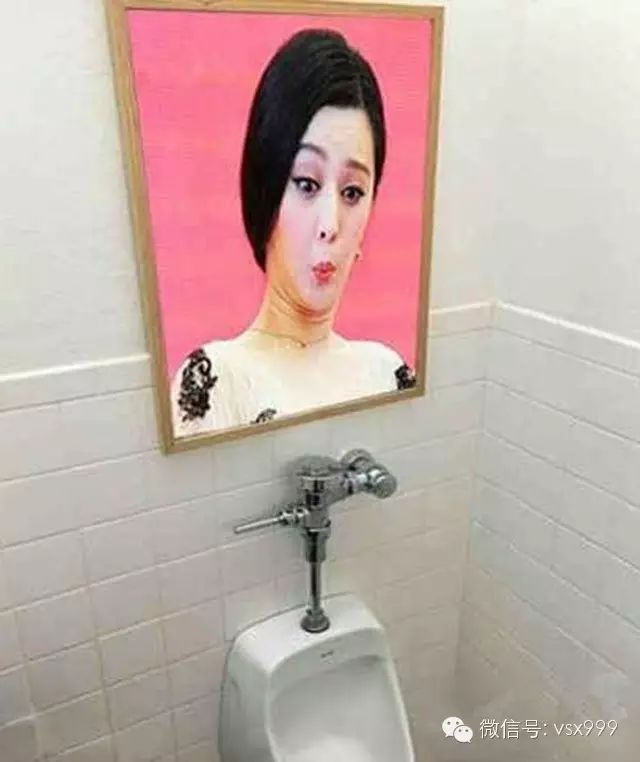 1.学姐别人家的,学妹也是别人家的 2.好不容易拍个全家福~~哥们你是故意的吧 3.滑动解锁 4.高手在民间 5.这个PS大神P的好 6.学校饭堂遇到的妹子 7.不会是隔壁老王吧 8.姑娘你要火 9.冰冰好惊讶为什么呢? 10.好像哪里不对 1.演唱会上,一哥们激动的拿着话筒对台上的明星说:我是你最忠实的粉丝,我几乎参加了你的每一场演唱会,今天终于等到了机会!您能和我女朋友和张影吗?明星觉得很感动,毫不犹豫的答应了。 然后这哥们听了高兴的对着台下问:太好了,那么各位美女,谁愿意当我