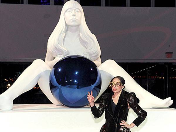 Lady Gaga 与“凝视球”