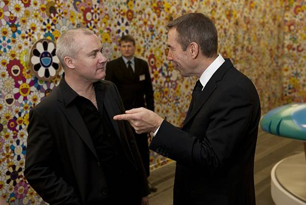 达明·赫斯特（Damien Hirst），　左；杰夫·昆斯（JeffKoons），右
