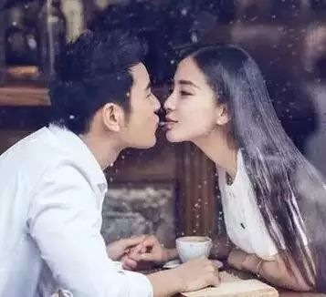 黄晓明Angelababy:再也找不到比你们更会秀恩爱的人!