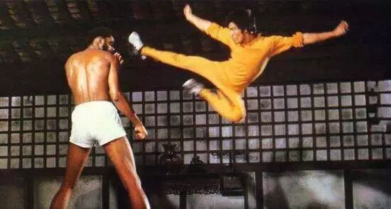 21世纪的今天，李小龙仅凭赤手空拳就能将中国功夫发扬光大吗？