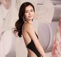 她曾是最红嫩模,和谢霆锋传绯闻,如今竟沦落到靠全裸上...