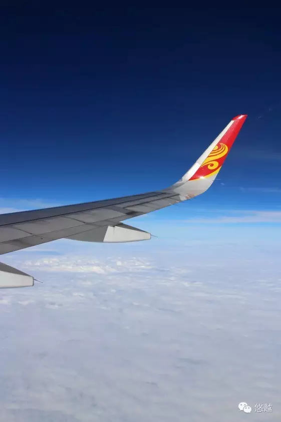 从机窗望去，蓝天白云