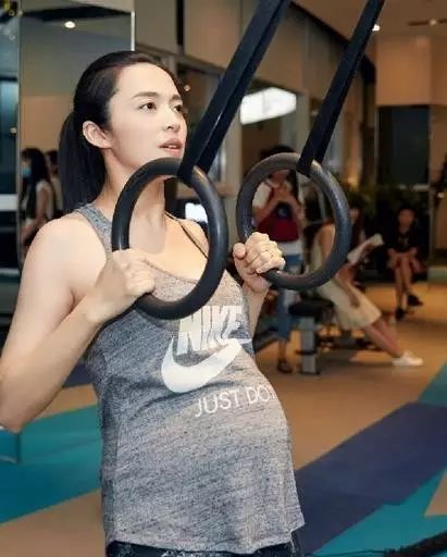 姚晨挺孕肚做瑜伽 谢楠直呼＂五体投地＂
