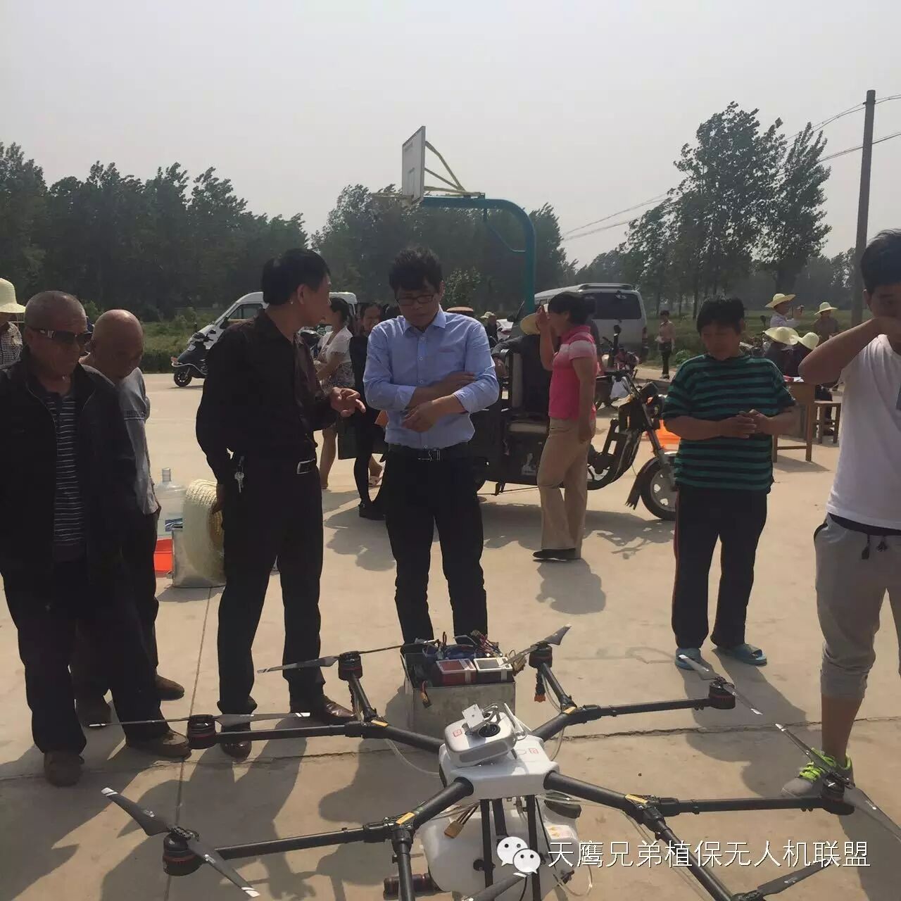 【飛防快訊】 飛機(jī)打藥來俺村！