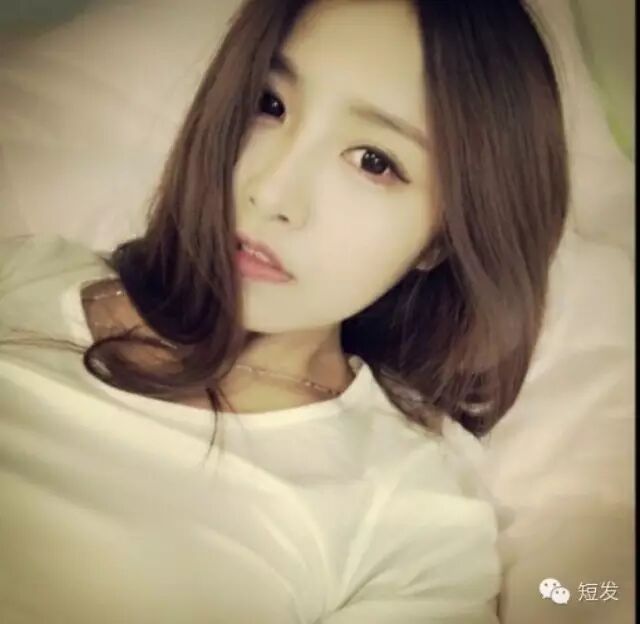 徐洁儿黑白写真短发示人 慵懒迷人小露香肩