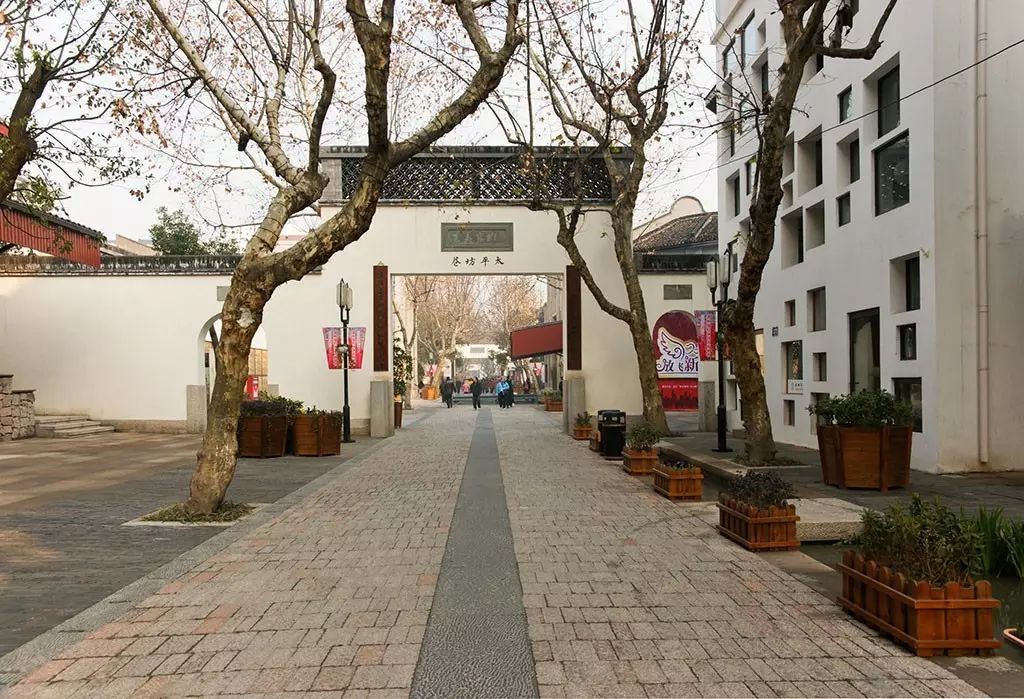 老字号,杭州特色各类店铺约有一百余家.