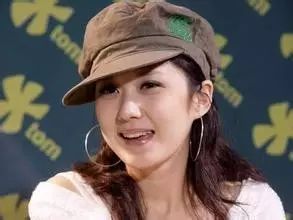 她因《刁蛮公主》爆红,比赵丽颖还可爱,因说错一句话被...
