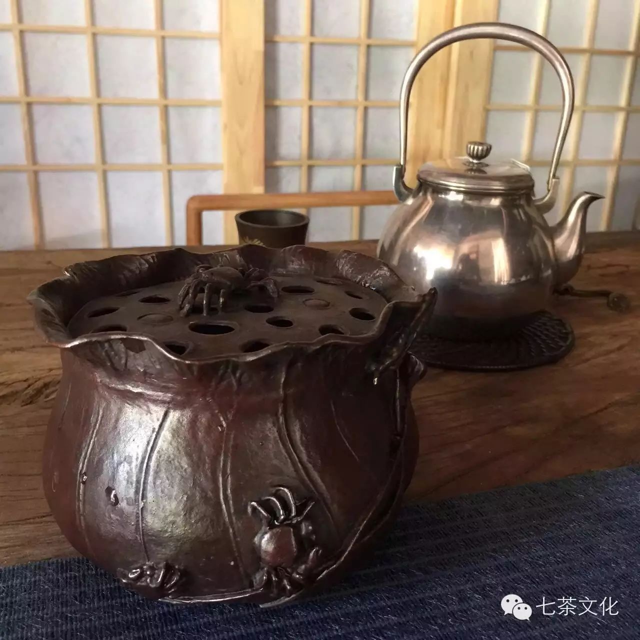 看破放下自在" /> 茶舍馆主私人微信ID:q77cdmx1 实体店地址:杭州市西湖区学院路雅戈尔御西湖隐寓轩3幢8号商铺 我的乳舟书斋壁上悬挂着一幅寇丹先生赠我的画。画面上,一红衣高僧侧身端坐在蒲团上,他眸子正前泡着一碗茶,茶的前面是一炉香正袅袅地散着轻烟,再前面是一团弥漫的云,云色黑褐,浓淡相间。身后,是一个竹炉,正煮着茗。先生题额曰:看破放下自在吃茶去。寇丹写于淡茶斋。这幅画去年底曾发表在韩国《茶的世界》杂志上,国内多家茶文化杂志转载。我的书桌上还放着一件古铜墨盒。墨盒呈葫芦型,最长处1