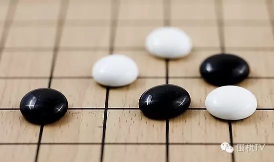 围棋之星位:"金角银边"讲的是围棋的战略,星位即是之体现.