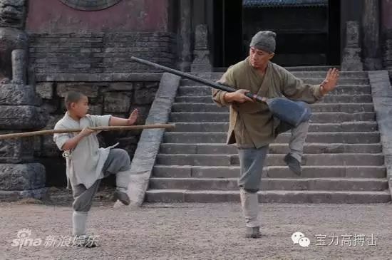 少林小和尚竟是成龙神秘导师 棍法专业一招一式萌化人心
