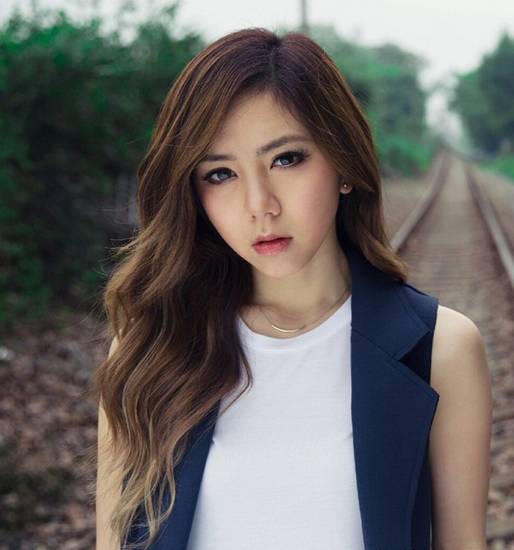 【明星衣橱】香港创作型歌手邓紫棋优雅邂逅克劳西!拥...