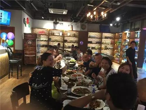 宜宾这些老板胆子好大哦，在街上乱拉人，没有
