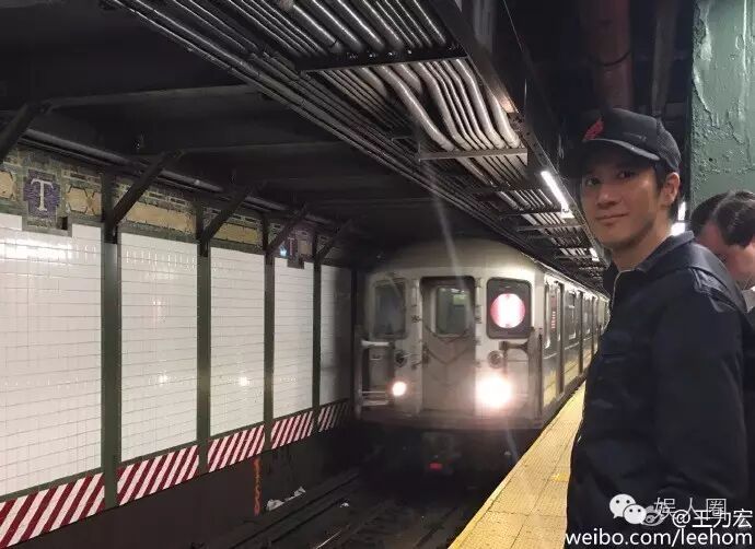 王力宏纽约坐地铁 网友:敢来北京早高峰坐么?