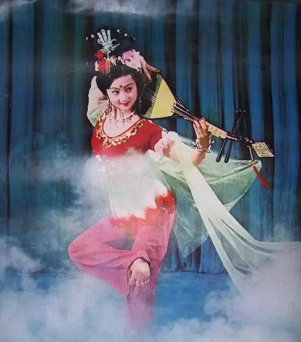 忘记说,老版的杏仙姐姐王苓华也是有底子的舞蹈家(难怪跳舞棒呆),13
