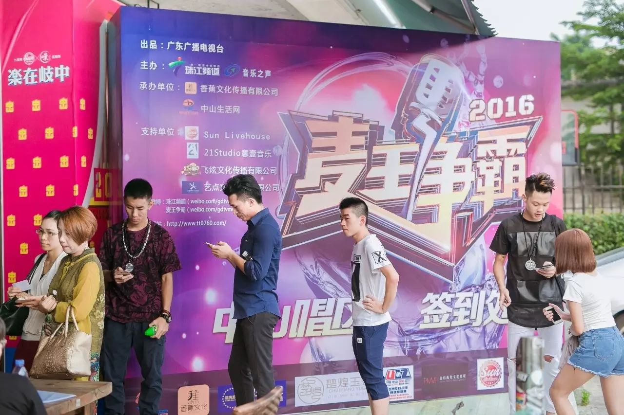 中山实力派歌手梁君诺,何乾梁也参加过麦王争霸,并取得很好的成绩,为