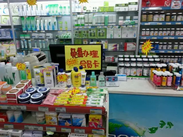 小小收银台蕴藏大商机,一药店做一档针对中青年顾客的常规促销活动时,选择库存里积压的护手霜做赠品,除收银台悬挂统一POP外,收银员必须要对顾客说一句:夏天空调房里干燥,皮肤容易干裂,您需要一支手霜吗?只要5元钱。活动不到一周,一千多支护手霜卖断货。