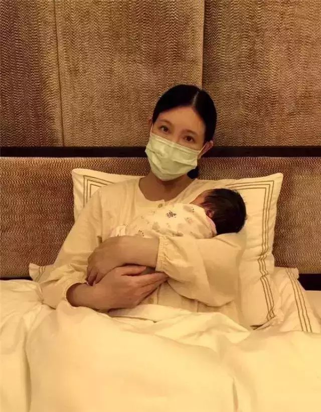 刘真顺利生下宝贝女儿,白皙可爱的脸蛋让网友大呼妈妈基...