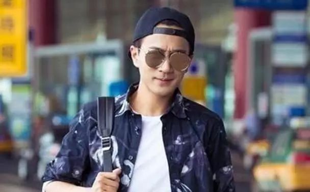 刘恺威身穿LOVE MOSCHINO 2016早秋系列LOGO黑色丹...