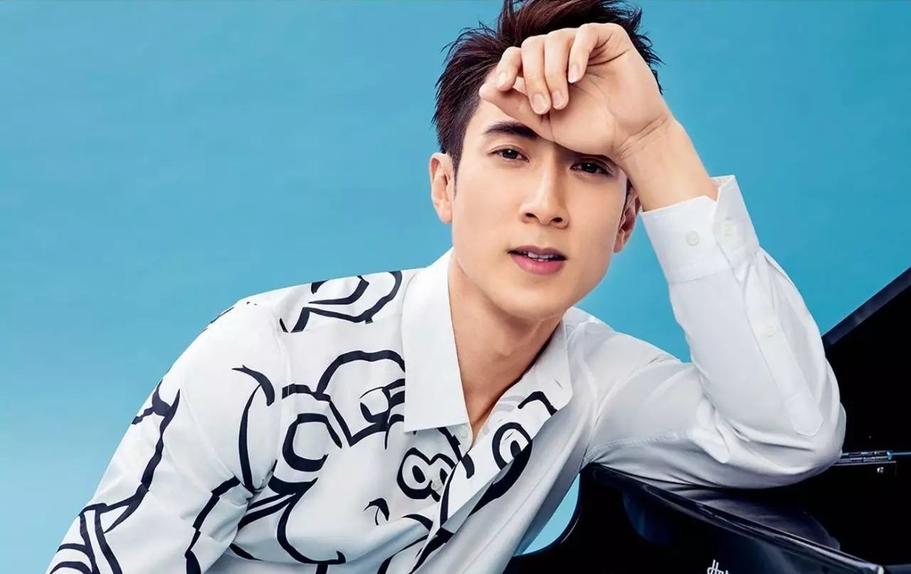 吴尊身穿MOSCHINO 2016春夏系列卡通印花衬衫拍摄大片