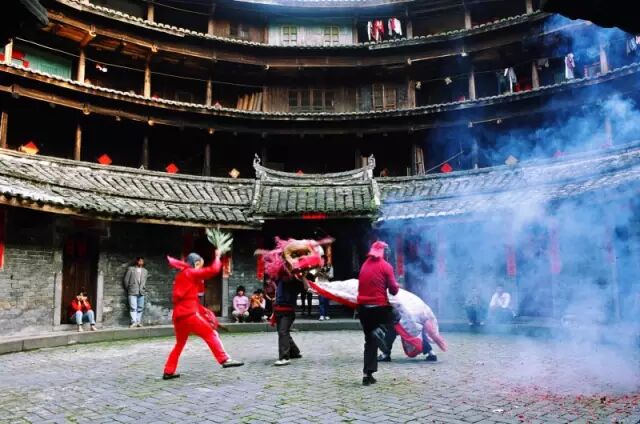 现实中的福建土楼，是不是和《大鱼海棠》一样美？