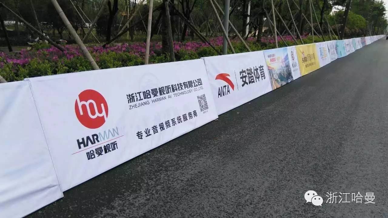 赛道边上的赞助商广告