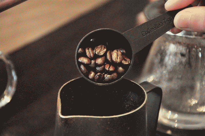 选好咖啡豆后进行研磨,滤渣,每一道工序都非常精细.