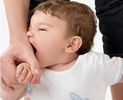 【母婴】宝宝咬人,小气等八种行为是否要制止?