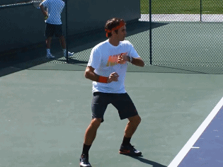 有没有觉得,这更便于我们细致观察费德勒的手部甚至腿部动作呢?