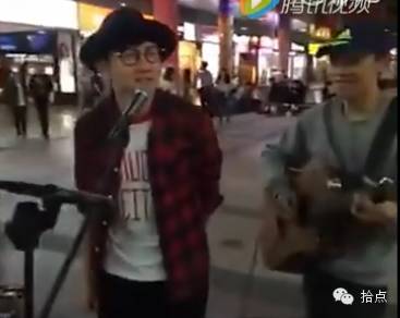 街头演唱江南 林俊杰路过与其合唱