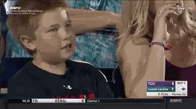 棒球联赛上一个男孩的蜜汁眼神. 瞬间征服了全世界.