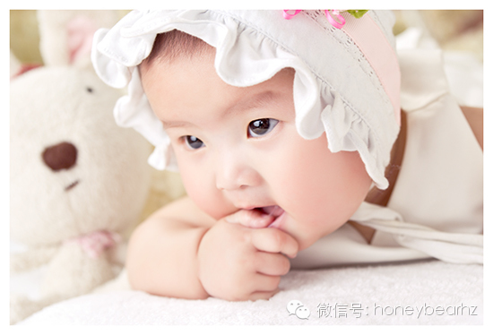 亲爱的宝贝感谢你来到我们的身边,带给我和爸爸生命的惊喜;从此爸妈的人生有了春也开始夏,对亲情才有了深刻的理解,深刻的爱。 是你的到来,让我感受到了为人父母的喜悦;是你的到来,让我回忆起了童年;是你的到来让我畅想起了曾经我的孩童时代,也许那些美好的记忆,在时光的年轮转动之下,我早已忘却;但是,你的到来不仅让我们记录着与你每时每刻的幸福瞬间,也带我回到过去,感受着那时的我与爸爸妈妈的欢乐时光! 亲爱的宝贝,在以后的日子里我愿做哆啦A梦的时光机留住你的时光,待你长大,一起回忆幸福的童年。 感谢哈尼熊儿童摄影定