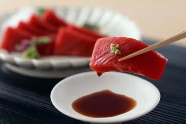 将芥末化在酱油，再用刺身蘸酱油是错误做法！