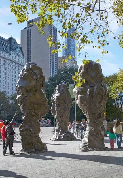 受纽约公共艺术基金邀请，隋建国《盲人肖像》自2014年10月-2015年2月在中央公园多丽丝·弗里德曼广场展出，Public Art Fund供图