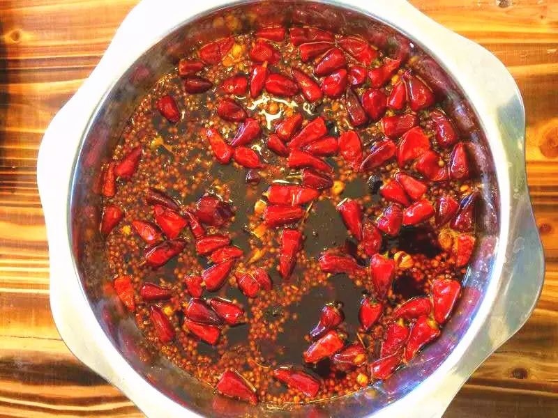锅底中和了重庆火锅麻辣好成都祸火锅的香辣,更适合咱泸州人的口味!