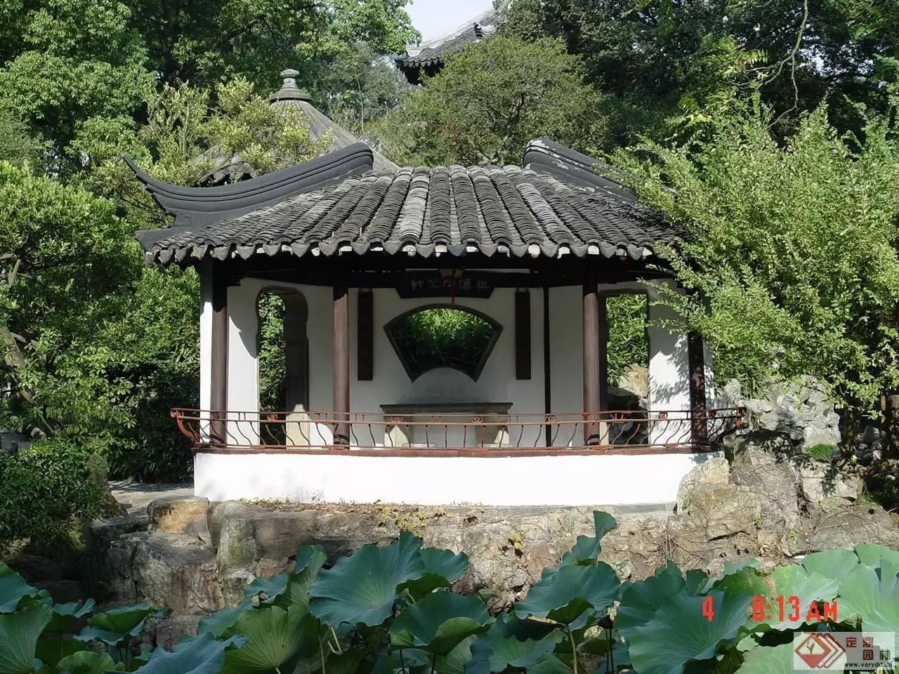 最佩服的设计是这个小亭子,叫 与谁同坐轩.(照片是网上找的)