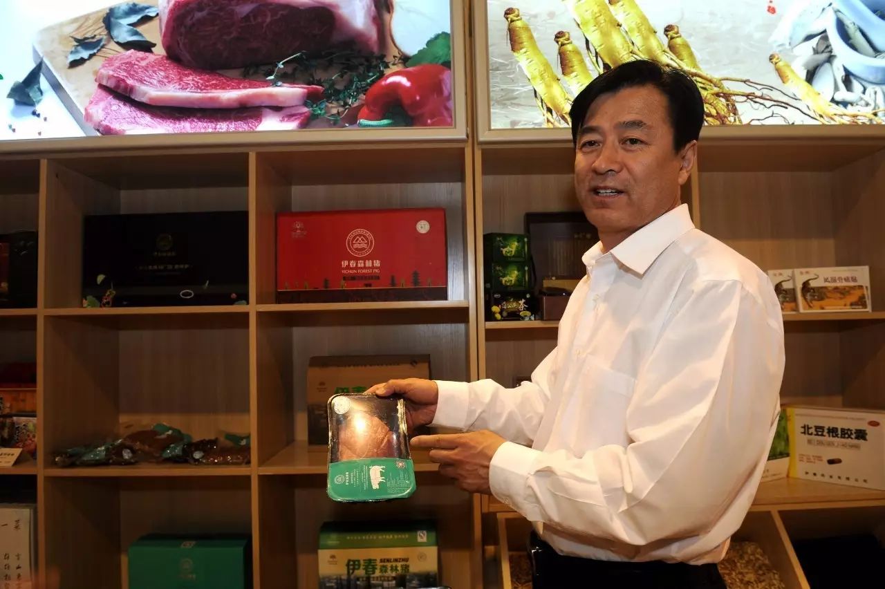 5月23日,伊春市翠峦区委书记杨国利介绍给总书记展示的林下猪肉.