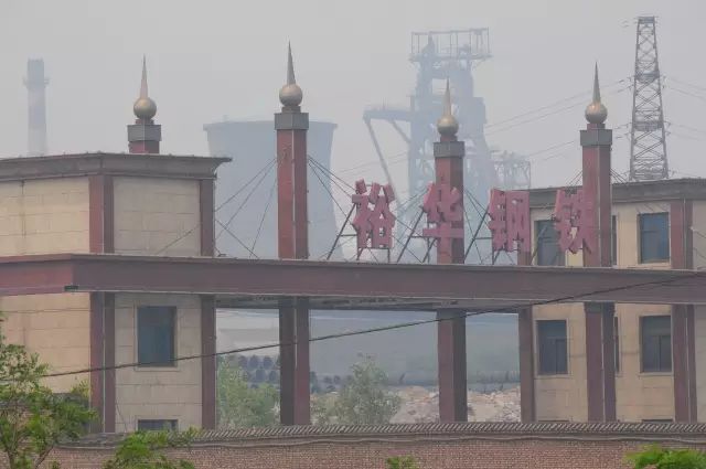 冀南钢铁重镇武安,通往市区的道路上,进出钢铁厂的大货车鱼贯而行