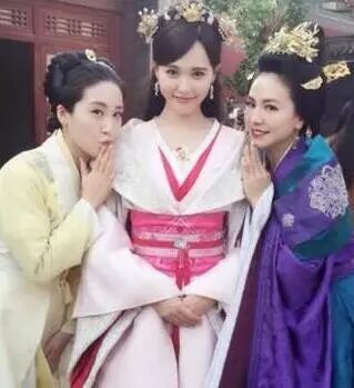 田丽晒《锦绣未央》合影 唐嫣古装甜美
