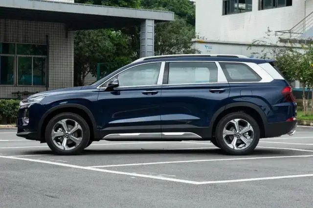 定位中型suv,如果按照车身尺寸来讲,和汉兰达,锐界算是同级别车型
