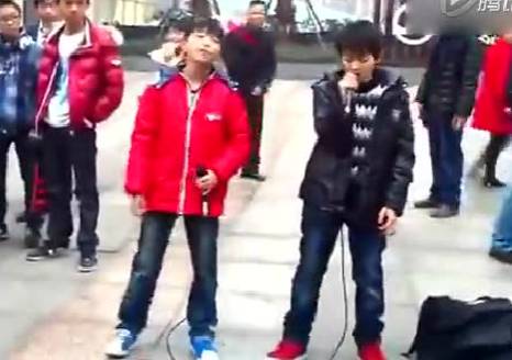 那些年,TFBOYS组合成名前的“辛酸”,路边献唱一开口...