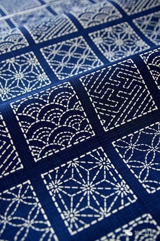 刺子绣是指用白线在靛染蓝布上刺绣重复的简单几何图案,这种技巧最早