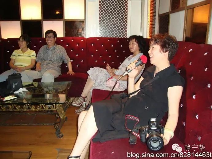 中年男子饭桌上催泪演唱崔健摇滚乐《假行僧》