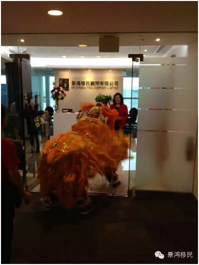 景鸿集团向温哥华华人派红包庆羊年 