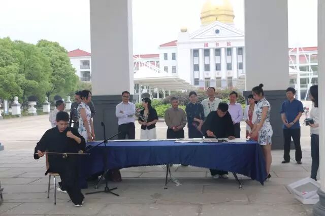 商学院成功举办