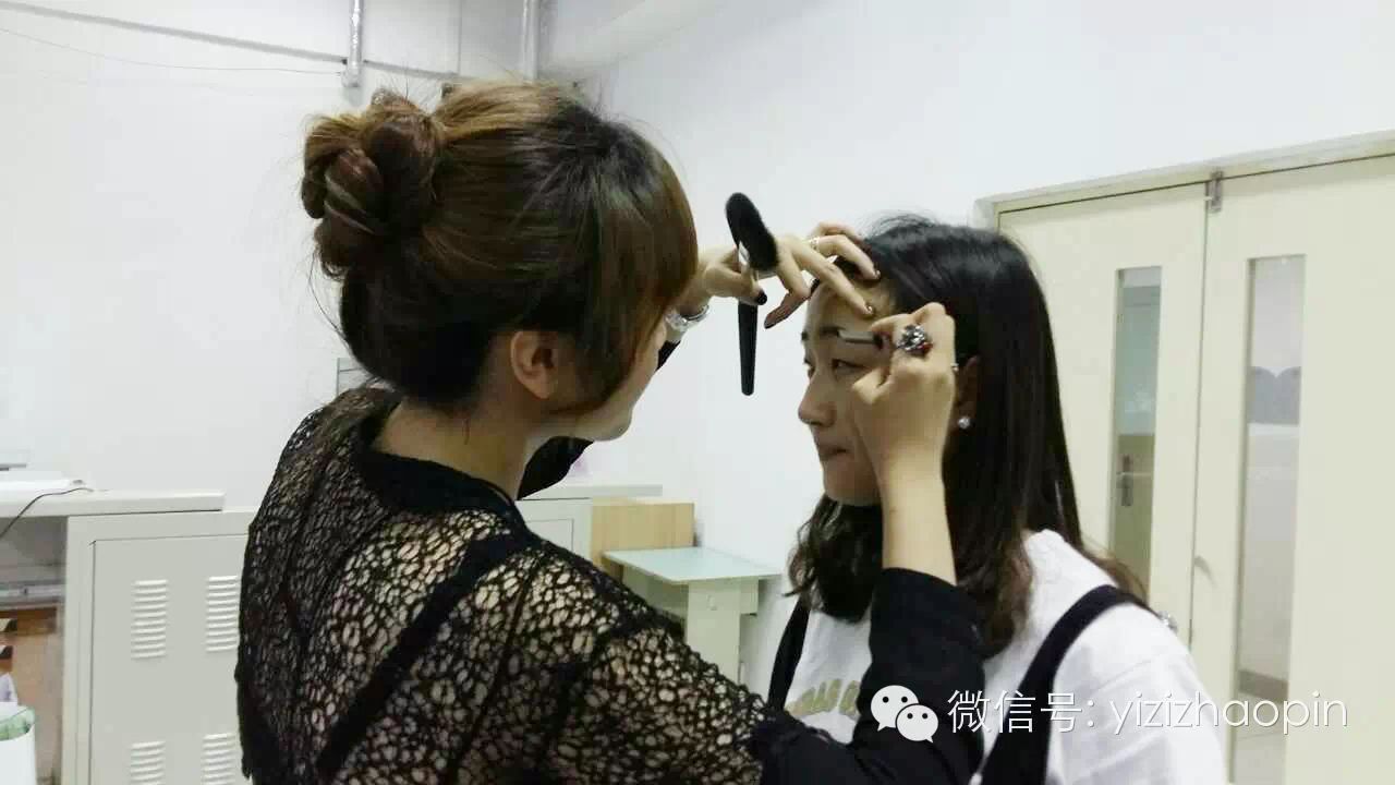 化妆师现场演示"面试妆",一秒变"白骨精"