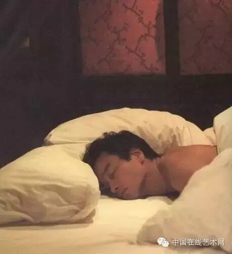 摄影 ▏半卧裸睡张国荣尘封多年的写真集,惊为天人!